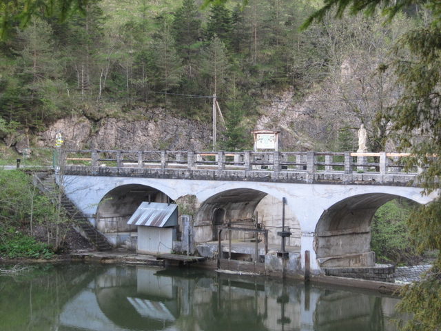 Staumauer und Uferbereich am Hubertussee