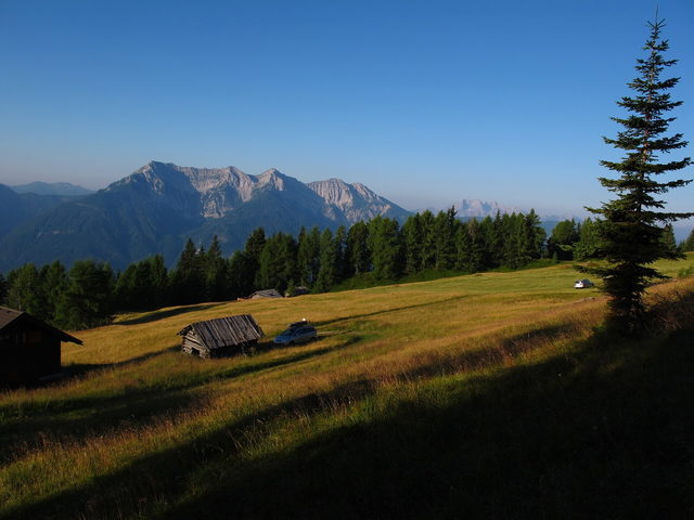 Almlandschaft über Berg im Drautal als regionales Kontextmotiv