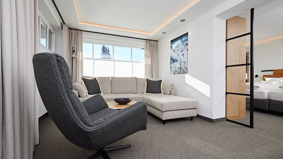 Wohnbereich der Junior Suite Höfats mit Sofa und Sessel