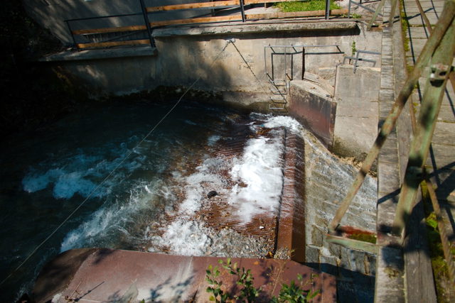 Tiroler Wehr am Weerbach bei der vorderen Hängebrücke am Kolsassberg