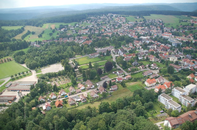 Blick über Schömberg im Landkreis Calw mit Kurpark und umliegenden Wäldern