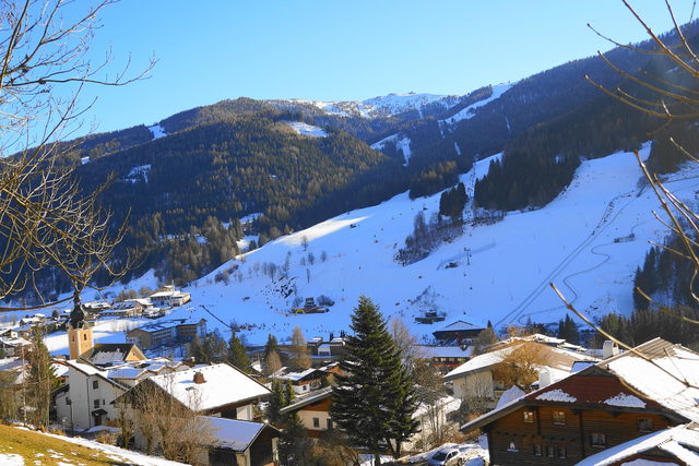 Bad Kleinkirchheim mit Blick auf die verschneiten Kaiserburg-Abfahrten