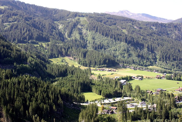 Wiesen, Wälder und Häuser im Gemeindegebiet von Krimml
