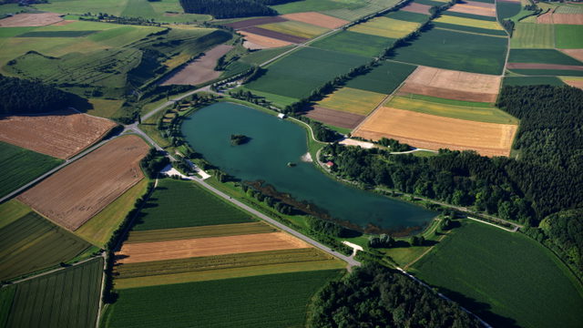Härtsfeldsee mit Uferwegen und umgebenden Feldern aus der Luft