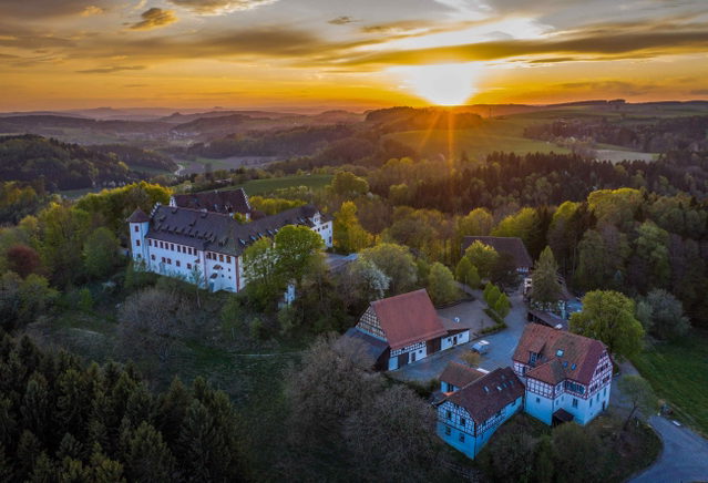 Schloss Hohenfels in bewaldeter Hügellandschaft
