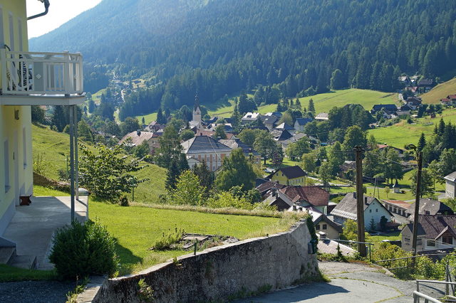 Blick über Bad Bleiberg in das bewaldete Hochtal
