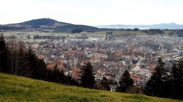 Peiting vom Kalvarienberg mit Hohenpeißenberg im Hintergrund