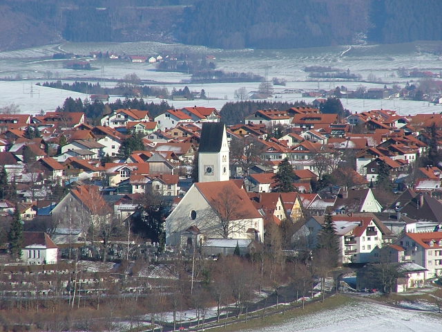 Ältere Ortsansicht von Altusried mit Kirche und Häusern; ursprünglicher Upload 2007.
