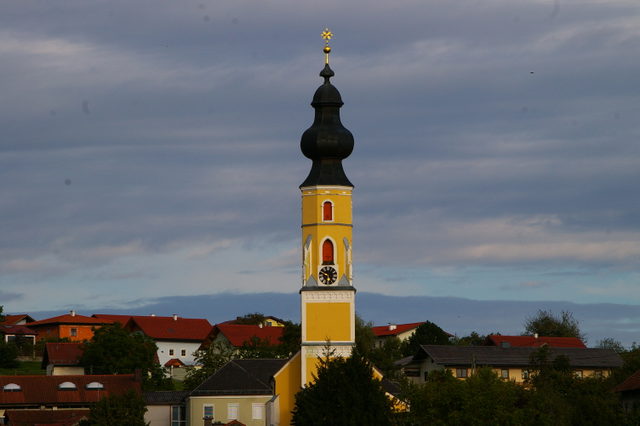 Pfarrkirche im Ortszentrum von Tarsdorf beim Ausgangsbereich der Brotweg-Runde