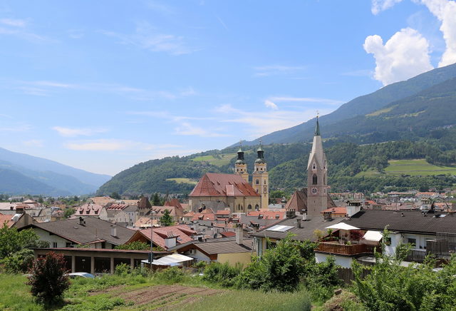 Brixner Dom und Altstadt vor den Berghängen