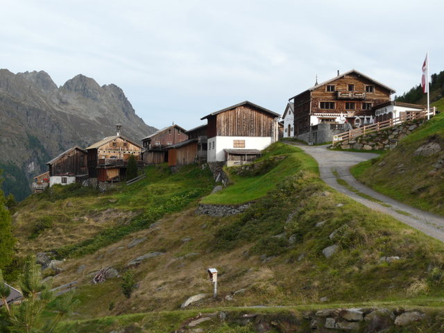 Kleblealm oberhalb von Sölden mit Holzgebäuden und Bergkulisse