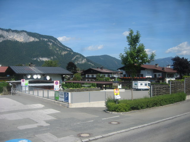 Ortsansicht von St. Johann in Tirol mit Häusern und Bergkulisse