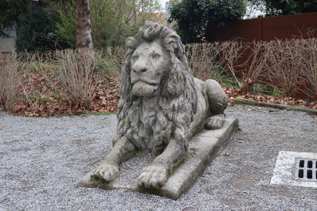 Löwenskulptur im Rosenmattpark in Wädenswil