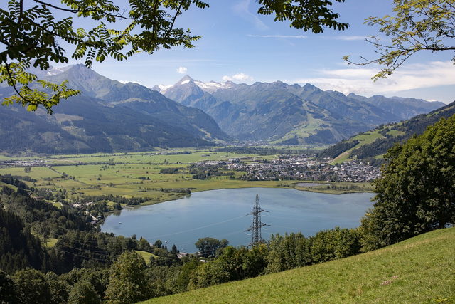 Blick über den Zeller See und die umliegenden Berge
