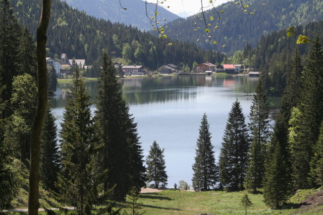 Blick vom Spitzingsattel auf den Spitzingsee.