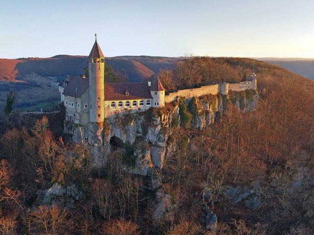 Burg Teck mit Aussichtsturm und Wanderheim über dem Albtrauf.
