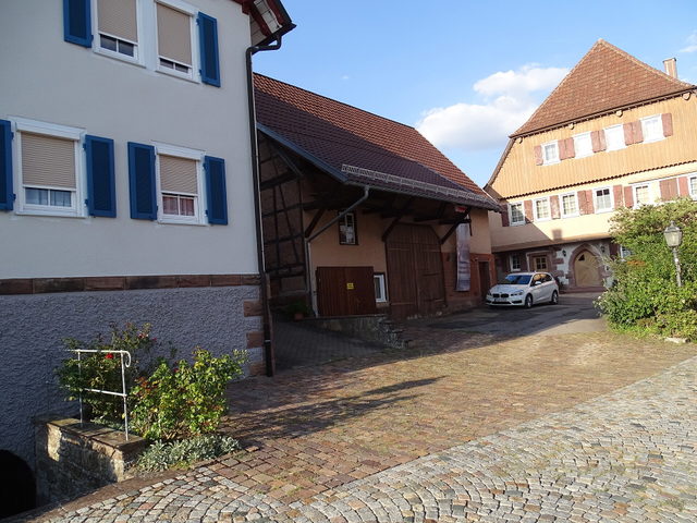 Häuser und gepflasterte Gasse im Ortskern von Neubulach