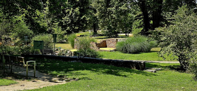 Abenteuergolfanlage zwischen Bäumen im Kurpark Bad Bellingen