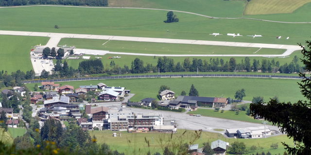 Landschaft bei Eichenhof und dem Flugplatz St. Johann in Tirol