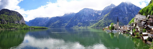 Hallstatt am Hallstättersee vor der Bergkulisse