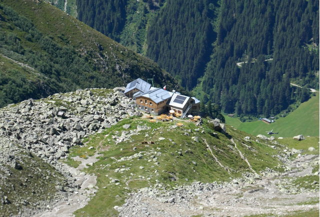 Rüsselsheimer Hütte oberhalb des Pitztals zwischen Felsen und Bergwiesen