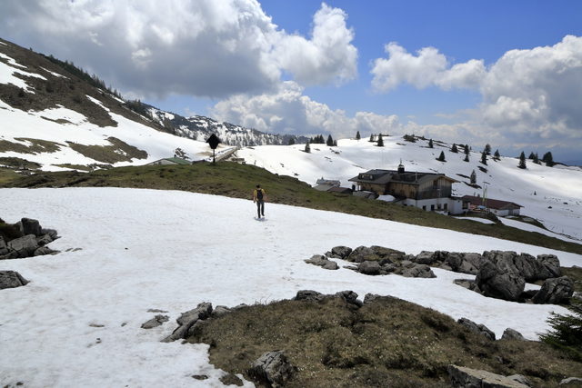 Straubinger Haus auf der Eggenalm mit Schneeresten im Frühjahr