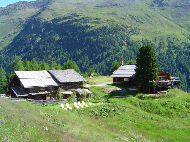 Lenzenalm bei Zwieselstein vor grünen Hängen der Ötztaler Alpen