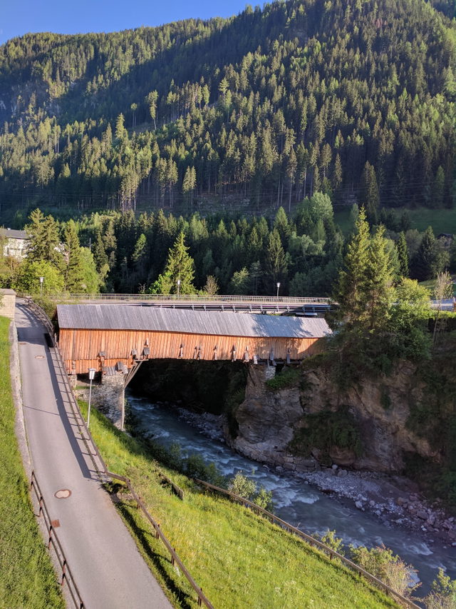 Die überdachte hölzerne Rosannabrücke führt in Strengen über den Fluss.