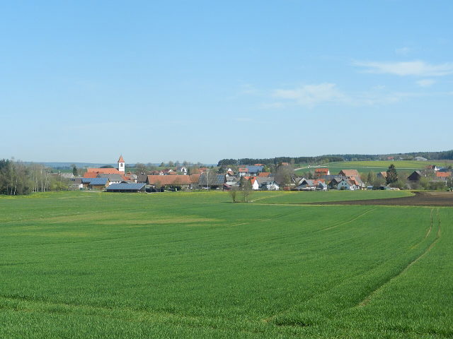 Südansicht von Sauldorf über grüne Felder
