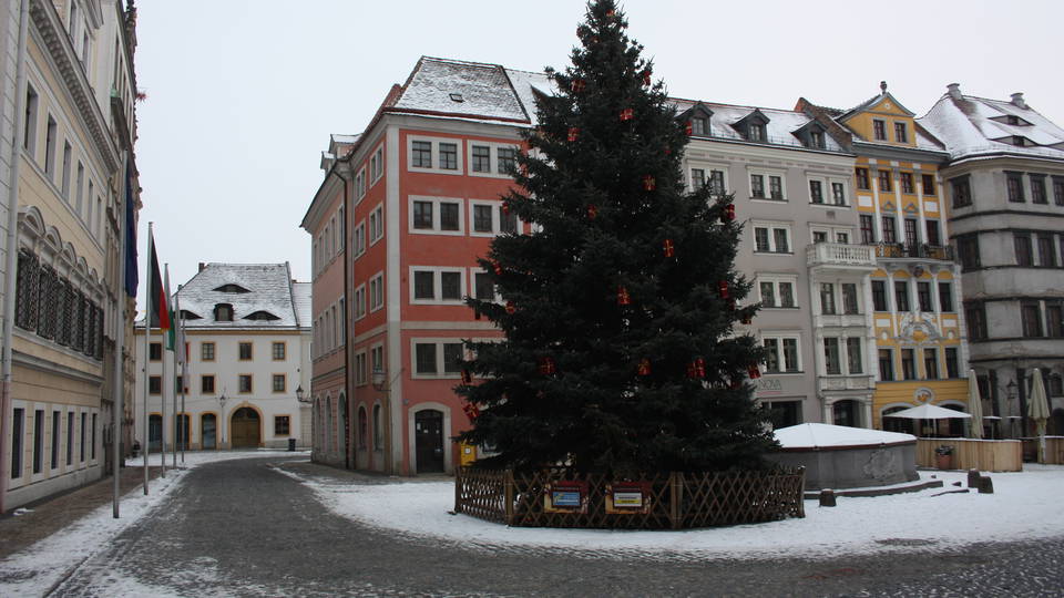 Untermarkt in Görlitz mit historischen Häusern im Winter