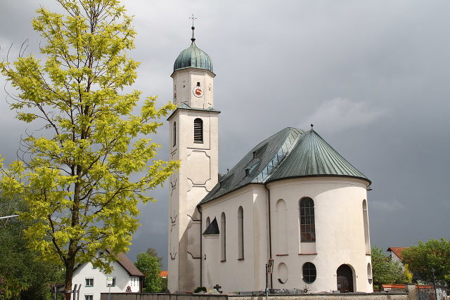 Pfarrkirche St. Dionysius in Oberbeuren mit hellem Kirchturm