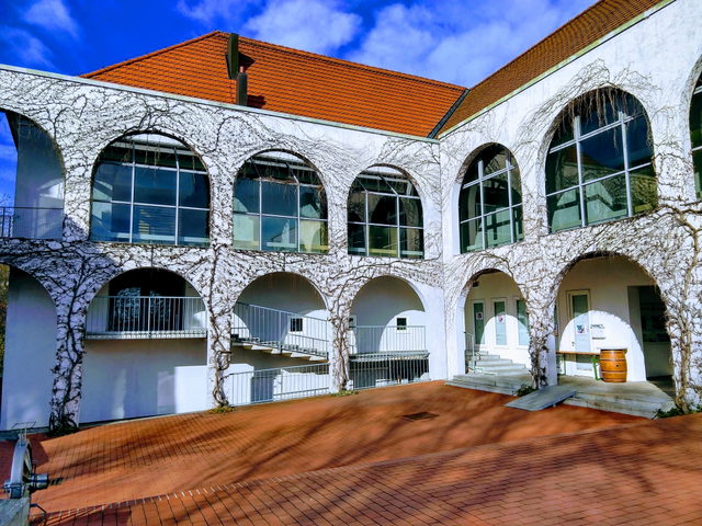 Roter Platz und Arkaden am Schloss Hagenberg im Mühlkreis