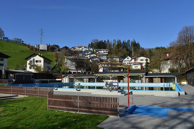 Schwimmbad Felsenau in Frastanz mit Becken und Bergkulisse