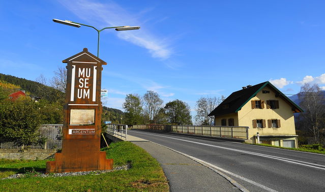 Wegweiser zum Museum ARGENTUM in Mühldorf