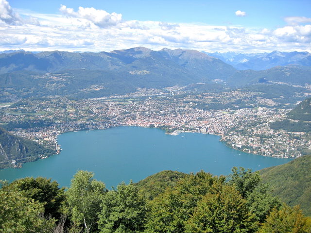Blick vom Sighignola auf Lugano, den Luganersee und die umliegenden Berge