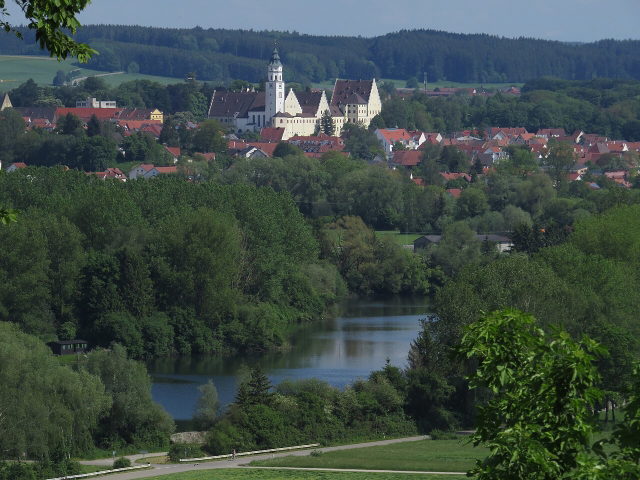 Babenhausen im Günztal mit Schloss, Kirchturm und Fluss im Vordergrund
