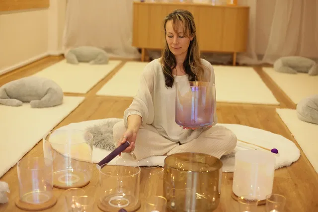 Janinne Schöner mit Kristallklangschalen beim Sound Bath im Seminarhaus Alpenrose