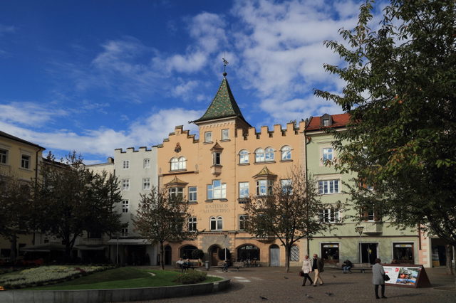 Historische Rathausfront am Domplatz in Brixen