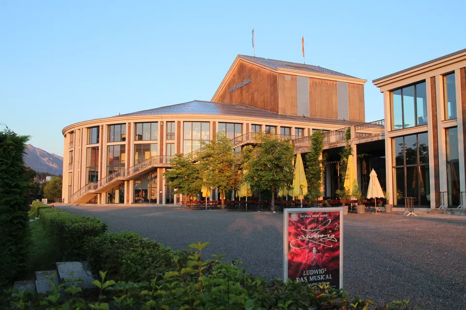 Außenterrasse am Festspielhaus neben der Glasfassade