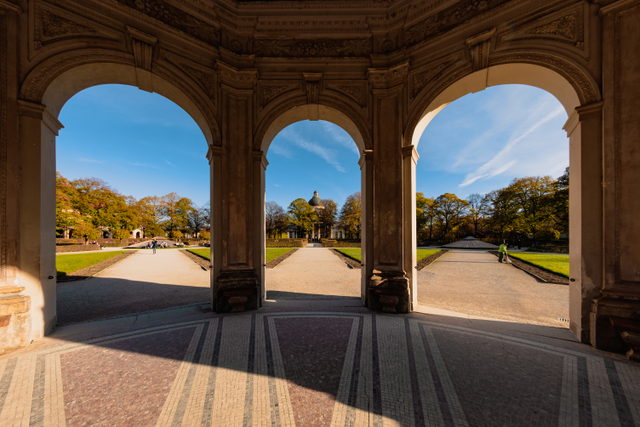 Blick aus dem Dianatempel auf Wege und Bäume im Münchner Hofgarten