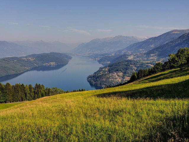 Östlicher Millstätter See mit bewaldetem Ufer und Bergen