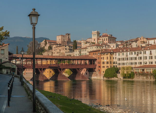 Gedeckter Ponte Vecchio über dem Brenta in Bassano del Grappa