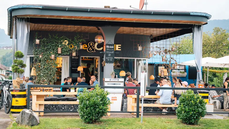 Außenansicht des Cafés Bohne & Clyde mit Terrasse in der ehemaligen Tankstelle