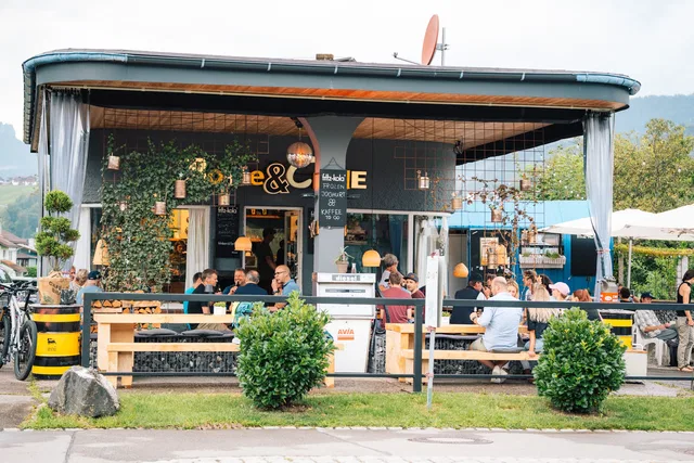 Außenansicht des Cafés Bohne & Clyde mit Terrasse in der ehemaligen Tankstelle