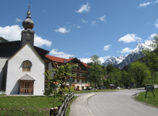 Hinterriß mit Kirche und Gasthof zur Post
