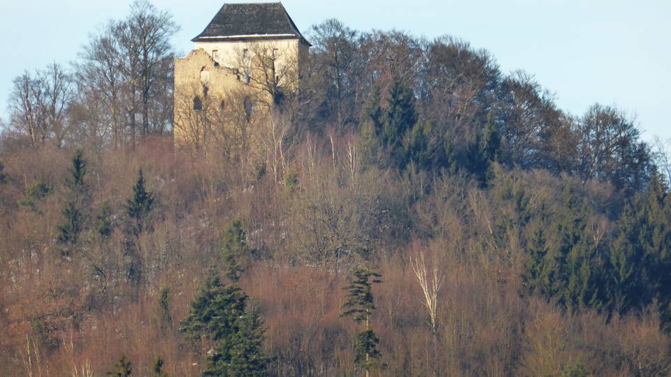 Wohnturm und Mauern der Burgruine Stockenfels