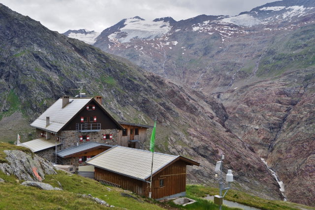 Langtalereckhütte mit Terrasse und Blick ins Gurgler Tal – Archivaufnahme von 2018