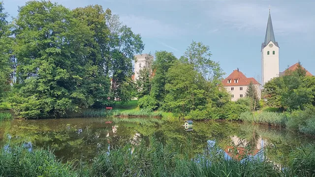 Blick auf Ratzenried mit Weiher, Schloss und Kirche am Ausgangsort der Wanderung.