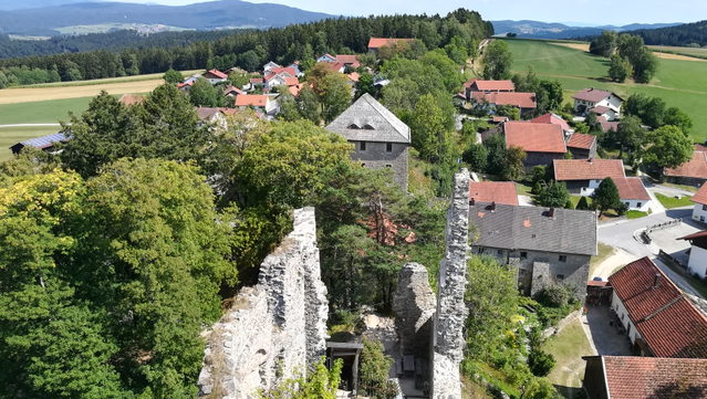 Symbolbild: Blick von der Burgruine Weißenstein auf die Landschaft bei Regen
