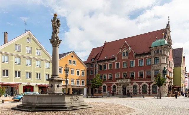 Marienplatz in Mindelheim mit Rathaus und historischen Bürgerhäusern